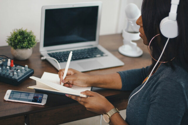 https://bawnze.com/wp-content/uploads/2021/07/Woman-working-at-home-1280x854-1-640x427.jpg